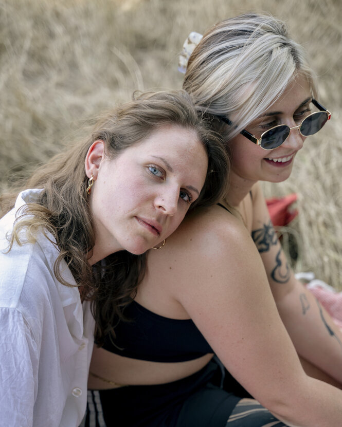 Autorin Laura Catoni mit ihrer Freundin.