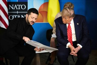 Wolodymyr Selenskyj zeigt Donald einige Dokumente