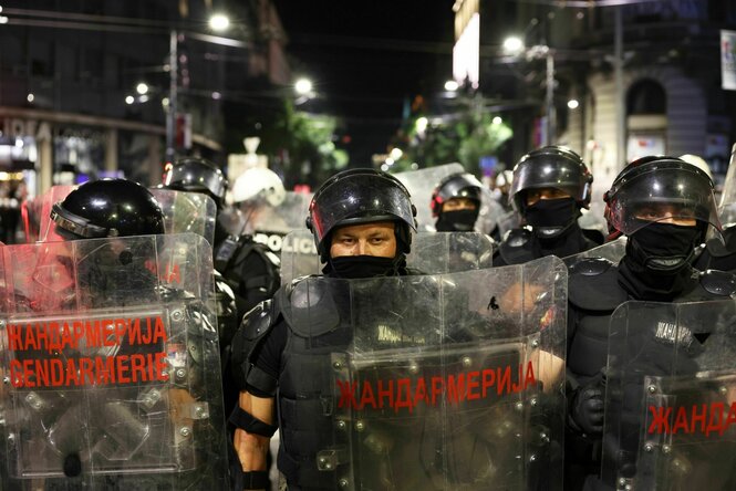 Polizeikräfte mit Helmen und Schutzschilden