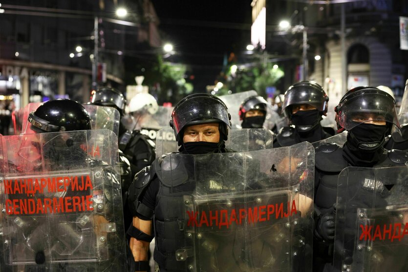 Polizeikräfte mit Helmen und Schutzschilden
