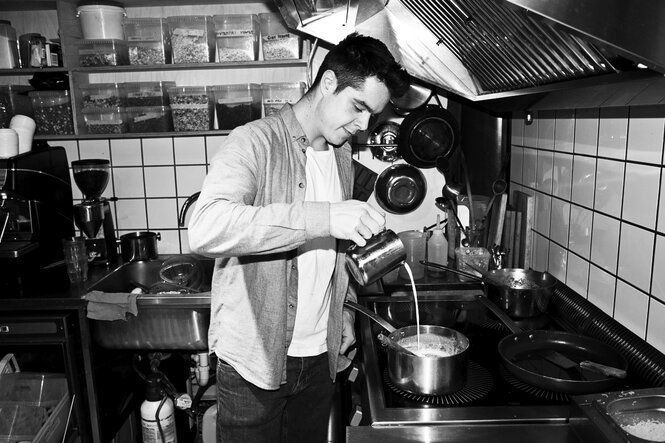 Lasse Skjønning Andersen beim Kochen.