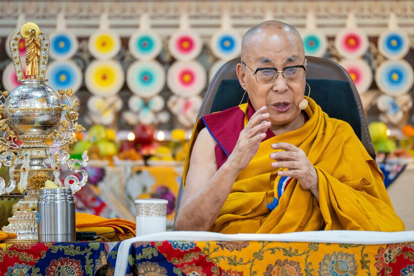 Tibets geistiges Oberhaupt, der Dalai Lama, spricht bei einer Veranstaltung zu seinem 90. Geburtstags (6. Juli) in Dharamsala