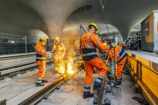 Bauarbeiter verschweißen Schienen