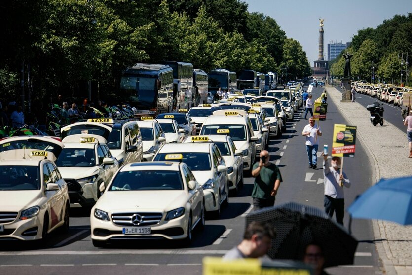 Autokorsos mit Taxis auf der Straße des 17. Juni