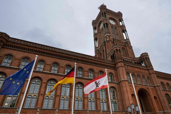 Das Foto zeigt das Rote Rathaus in Berlin, den Sitz des Regierenden Bürgermeisters