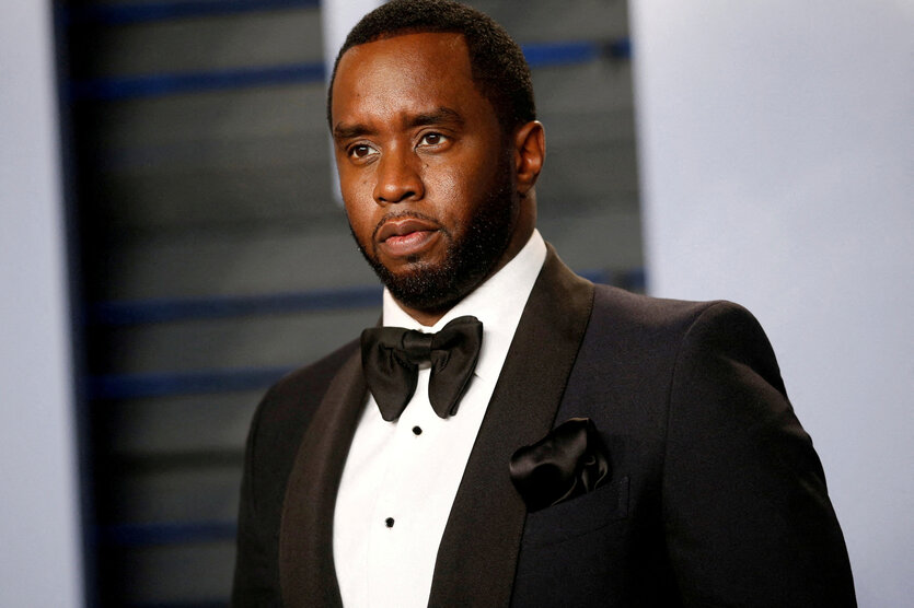 P diddy in einem smoking auf dem roten Teppich