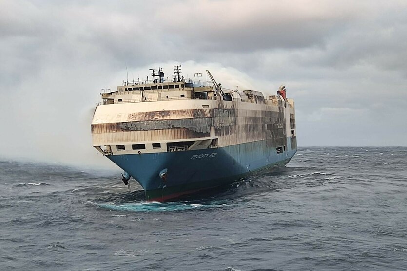 Ausgebrannter Frachter auf dem Atlantik südlich der Azoren