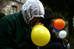 Jugendliche konsumieren Lachgas in bunten Ballons