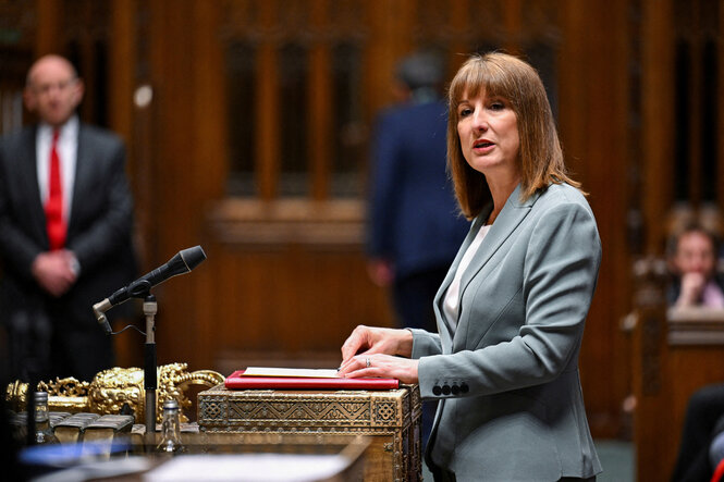 Rachel Reeves spricht am Rednerpult des britischen Unterhauses