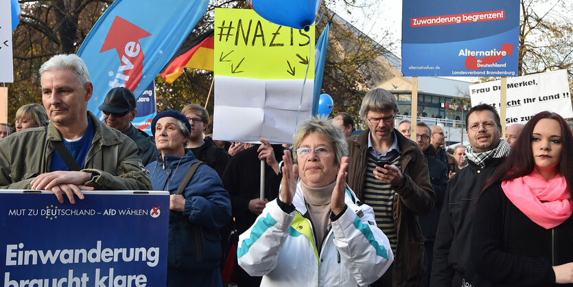 Menschen mit Schildern und Plakaten in Berlin