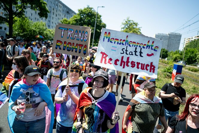 Menschen nehmenmit einem Schild mit der Aufschrift Menschenrechte statt Rechtsruck und Trans Rights an der Marzahn Pride teil
