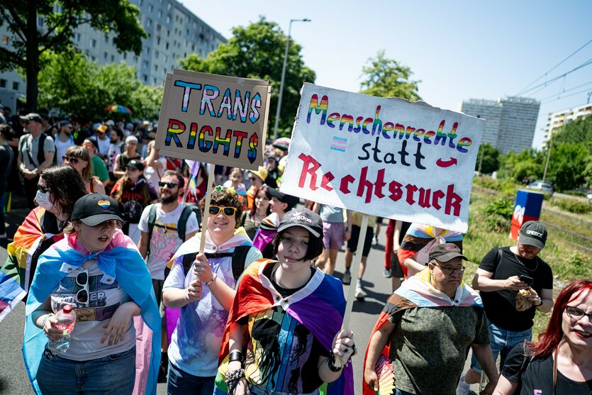 Menschen nehmenmit einem Schild mit der Aufschrift Menschenrechte statt Rechtsruck und Trans Rights an der Marzahn Pride teil