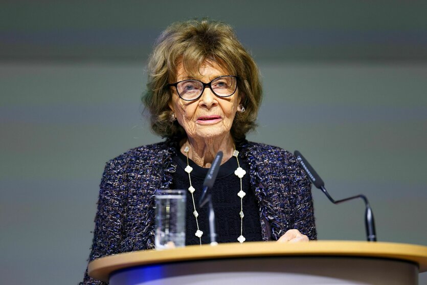 Charlotte Knobloch am Rednerpult bei einer Vorlesung