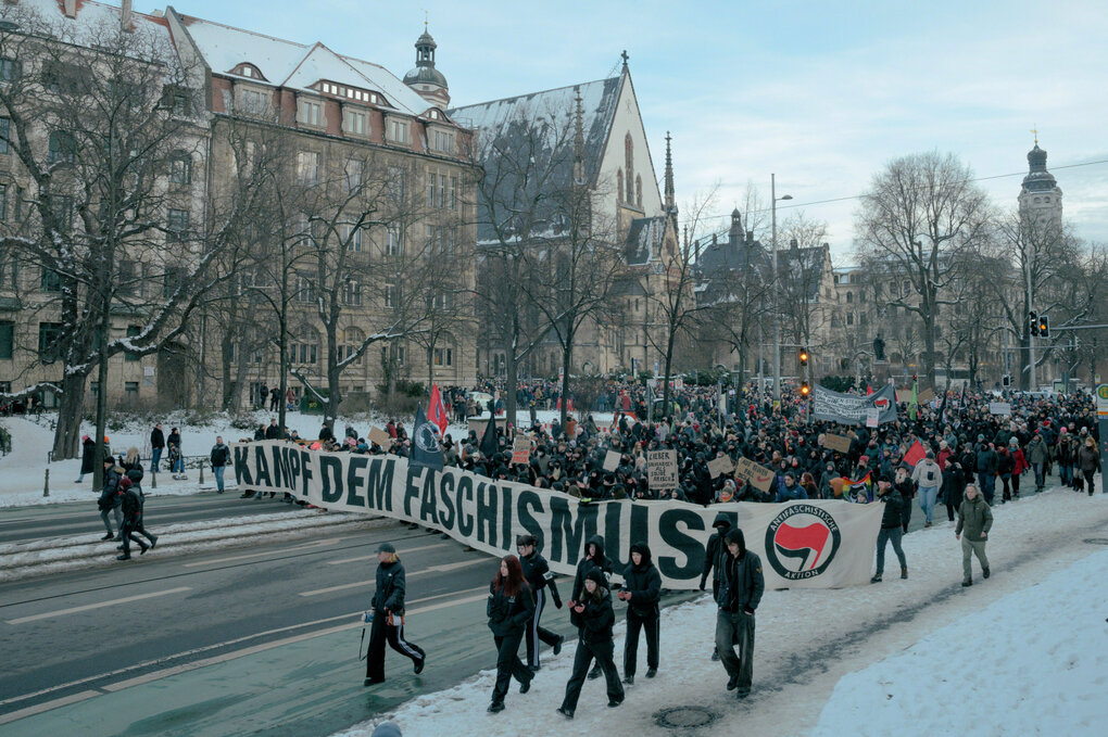 Demonstration mit Transparent im winterlichen Leipzig. Auf dem Transparent steht. Kampf dem Faschismus