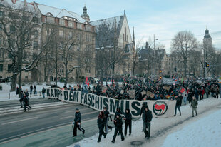 Demonstration mit Transparent im winterlichen Leipzig. Auf dem Transparent steht. Kampf dem Faschismus