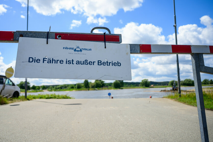 an einer Schranke hängt ein Schild "Fähre außer Betrieb"