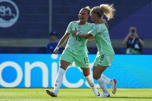 Zwei italienische Spielerinnen beim Torjubel