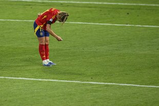 Alexia Putellas verbeugt sich vor dem Publikum
