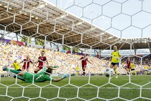 Die schwedische Fuballerin Filippa Angeldal erzielt das 1:0 gegen Dänemark