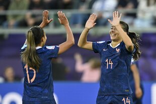 Clara Mateo und Selma Bacha klatschen sich beim Torjubel ab