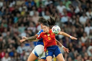 Die Spanierin Maria Mendez springt mit der Italienerin Martina Piemonte im Duell um den Ball in die Höhe