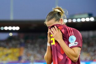 Deutschlands Carlotta Wamser reagiert, nachdem sie eine rote Karte gesehen hat