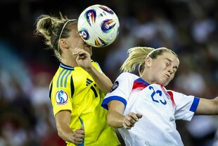 Schwedens Julia Zigiotti im Duell mit Englands Alessia Russo