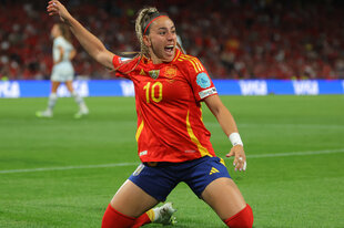 Schwedens Julia Zigiotti im Duell mit Englands Alessia Russo