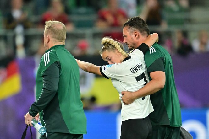 Giulia Gwinn wird vom Platz geführt