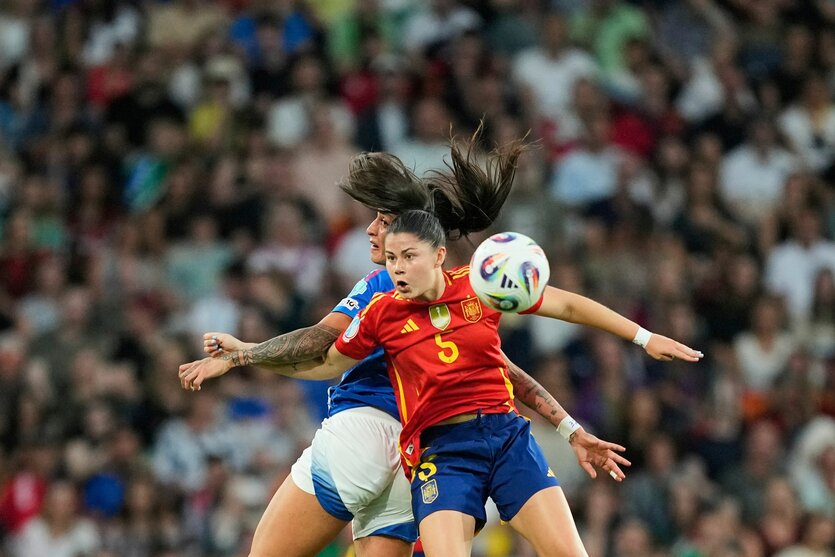 Die Spanierin Maria Mendez springt mit der Italienerin Martina Piemonte im Duell um den Ball in die Höhe