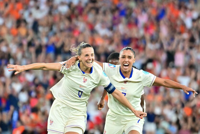 Frankreichs Sandie Toletti (l) und Frankreichs Sakina Karchaoui jubeln nach dem 0:1.
