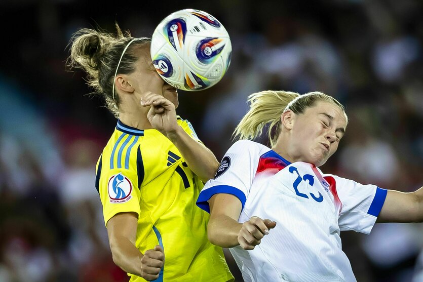 Schwedens Julia Zigiotti im Duell mit Englands Alessia Russo
