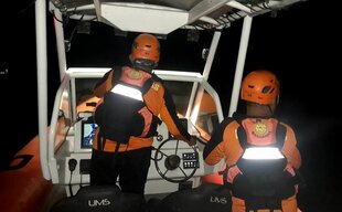 An Bord eines indonesischen Seenotrettungsbootes: Rettungskräfte suchen nachts zwischen Java und Bali nach Überlebenden der Schiffskatastrophe