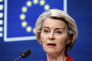 Ursula von der Leyen vor EU-Flagge