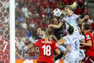 Getümmel vor dem Tor. Hegerberg setzt zum Kopfball an