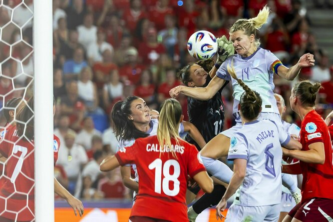 Getümmel vor dem Tor. Hegerberg setzt zum Kopfball an