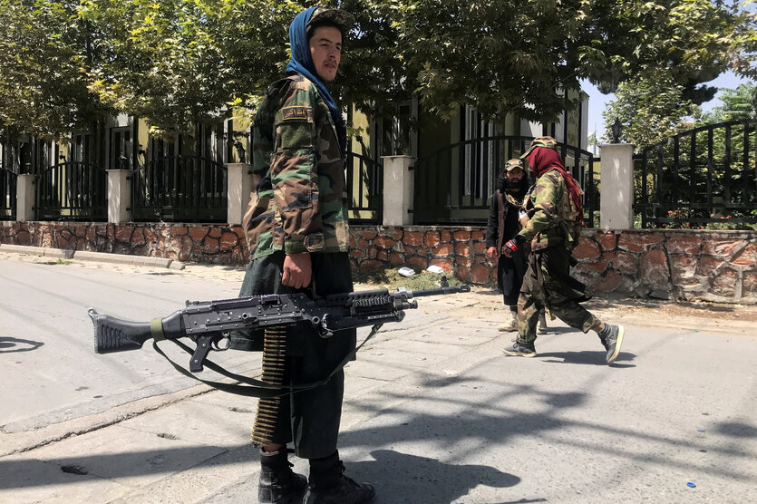 Ein Talibankämpfer mit Waffe in der Hand auf den Straßen von Kabul
