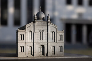 Modell einer Synagoge.