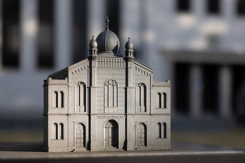 Modell einer Synagoge.