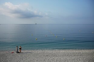 Zwei Menschen am Meer