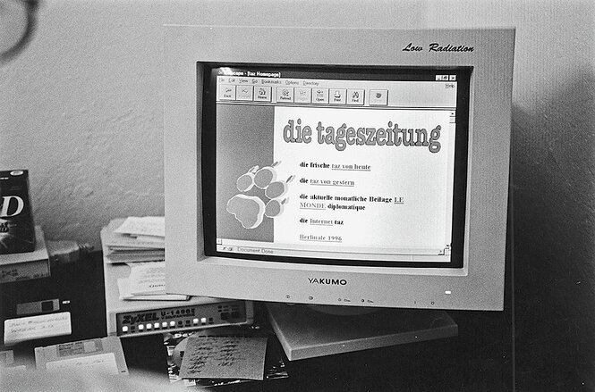 Die Homepage der Tageszeitung „taz“ in schwarz-weiss auf einem alten Röhrenbildschirm.