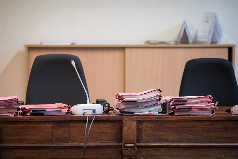Gerichtsakten liegen in Hamburg vor einem Prozessbeginn im Gerichtssaal im Strafjustizgebäude.