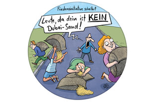 Cartoon bunt: Menschen auf einer Straße reißen Sandsäcke auf und verschlingen daraus den Sand. Ein Mann ruft: Leute, da drin ist kein Dubai-Sand. Titel des Cartoons: Friedensinitiative scheitert