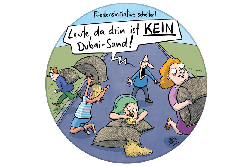 Cartoon bunt: Menschen auf einer Straße reißen Sandsäcke auf und verschlingen daraus den Sand. Ein Mann ruft: Leute, da drin ist kein Dubai-Sand. Titel des Cartoons: Friedensinitiative scheitert