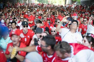 Schweizer Fans bei einem Fanmarsch