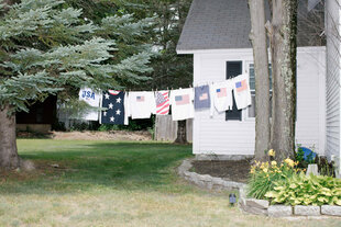 An einer Wäscheleine hängt Kleidung mit Amerika-Flagge
