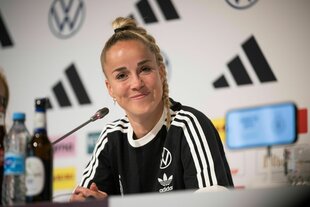 Giulia Gwinn bei einer Pressekonferenz