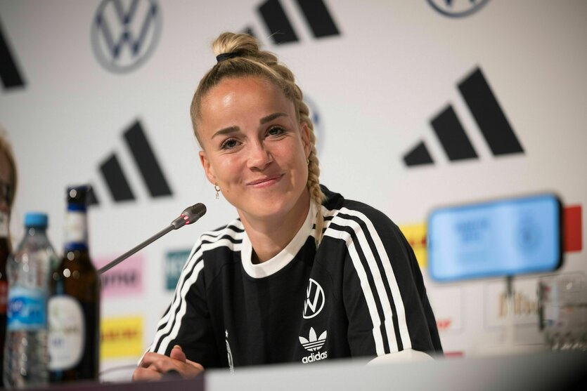 Giulia Gwinn bei einer Pressekonferenz