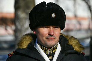 Ein Bild von Michail Gudkow in Paradeuniform und dicker Wintermütze