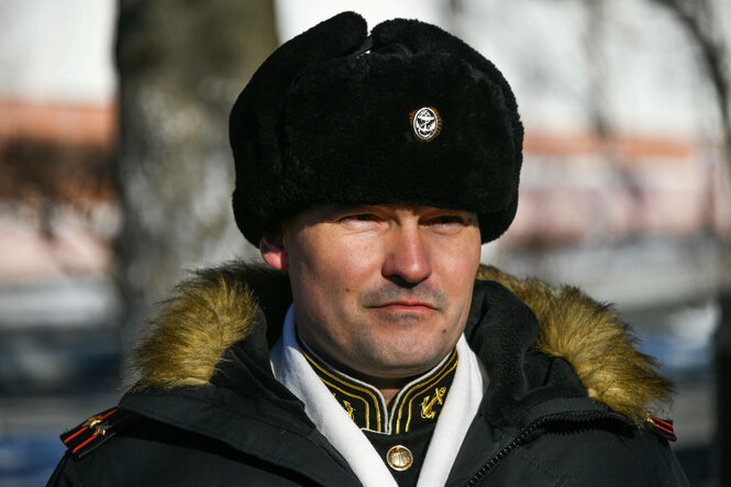Ein Bild von Michail Gudkow in Paradeuniform und dicker Wintermütze